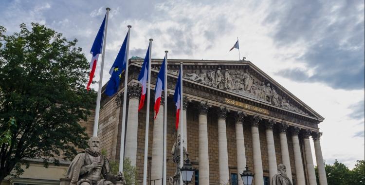façade de l'assemblée nationale, des drapeaux français et le drapeau européenn