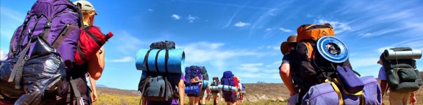 photo représentant des randonneurs avec sacs à dos