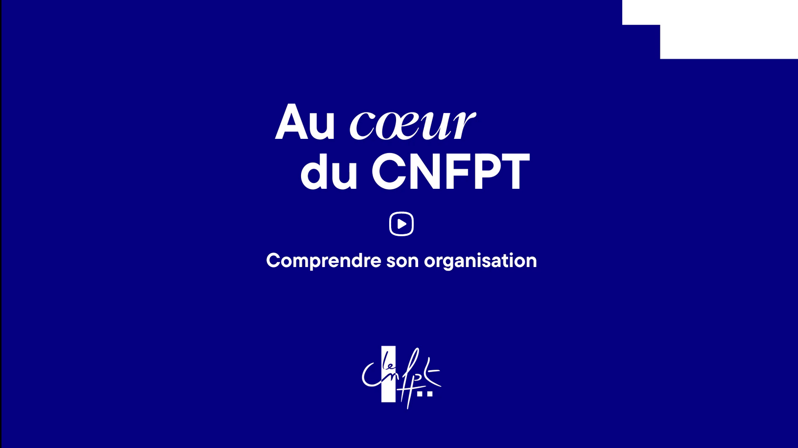 Au cœur du CNFPT — Comprendre son organisation Description textuelle du motion design Le motion design présente l'organisation du Centre national de la fonction publique territoriale (CNFPT), ses missions, ses instances de gouvernance et son organisation opérationnelle. Introduction : les missions du CNFPT La vidéo s'ouvre sur un écran bleu foncé. Le titre « Au cœur du CNFPT » apparaît, accompagné du sous-titre « Comprendre son organisation ». Plusieurs missions du CNFPT sont ensuite présentées successivement sous forme de textes qui apparaissent et disparaissent : « Formation continue » — « fonctionnaires et contractuels ». « Préparation aux concours » — « toutes catégories ». « Organisation des concours » — « pour les dirigeants territoriaux ». « Accompagnement de toutes les collectivités ». Les différentes missions sont regroupées dans une présentation du CNFPT. La vidéo présente ensuite le CNFPT comme un « véritable accélérateur de compétences », au service de toutes les collectivités et de leurs agents. 1. Les instances : la gouvernance institutionnelle Un nouvel intertitre apparaît : « Les instances », avec la mention « Gouvernance institutionnelle ». Le motion design explique que les instances du CNFPT sont composées à parts égales d'élus locaux et de représentants des organisations syndicales. Le texte précise que ces instances garantissent que l'action du CNFPT répond aux attentes de tous les territoires. Trois instances sont ensuite présentées côte à côte : CA — Conseil d'administration. CNO — Conseil national d'orientation. CRO — Conseils régionaux d'orientation. Le conseil d'administration Le conseil d'administration est présenté comme l'instance qui prend les décisions stratégiques. Les textes qui apparaissent à l'écran mentionnent notamment : - Les orientations de l'offre de formation. - Le budget. - Les investissements. - Le conseil national d'orientation Le conseil national d'orientation est présenté comme l'instance qui donne son avis sur les questions relatives à la formation et à la pédagogie. Les conseils régionaux d'orientation Il existe 18 conseils régionaux d'orientation, abrégés CRO. Ces conseils formulent des propositions au niveau régional sur : - Le projet de budget. - L'offre de formation. Les trois instances sont représentées à nouveau ensemble, afin de rappeler leurs rôles respectifs dans la gouvernance institutionnelle. 2. Le siège : le pilotage opérationnel Le siège national est présenté comme le premier niveau du pilotage opérationnel. Il assure plusieurs fonctions : - Il définit les orientations stratégiques de l'établissement. - Il veille à la cohérence de l'offre de formation sur tout le territoire. - Il assure les fonctions supports nationales. Un schéma animé fait apparaître autour du siège plusieurs fonctions, notamment : - Orientations stratégiques. - Veille à la cohérence de l'offre de formation. - Ressources humaines, abrégées « RH ». - Finances. - Systèmes d'information, abrégés « SI ». - Communication. Le siège est ainsi présenté comme le niveau qui pilote l'établissement et garantit la cohérence de son action. 3. Les instituts : la conception et l'évolution de l'offre de formation Un nouvel intertitre apparaît : « Les instituts ». Leur rôle est présenté ainsi : « concevoir et faire évoluer l'offre de formation ». Le motion design précise que cette offre est conçue à partir des besoins des collectivités et des transformations de l'action publique. Les instituts anticipent les évolutions des métiers territoriaux. Plusieurs exemples sont ensuite présentés sur une carte de France stylisée, avec des points indiquant différents territoires. L'INSET de Montpellier L'Institut national spécialisé d'études territoriales (INSET) de Montpellier est associé aux thématiques suivantes : Transition écologique. Services techniques urbains et infrastructures publiques. L'INSET de Dunkerque L'INSET de Dunkerque est associé aux thématiques suivantes : Transition numérique. Aménagement et développement durable des territoires. L'INSET de Nancy L'INSET de Nancy est associé aux thématiques suivantes : Actions éducatives, sportives et culturelles. Alimentation et laboratoires. Démocratie et citoyenneté. L'INET de Strasbourg L'Institut national des études territoriales (INET) de Strasbourg est associé aux thématiques suivantes : Management. Pilotage et gestion des ressources. L'INET est également présenté comme « l'École des hauts fonctionnaires de la FPT », c'est-à-dire l'école qui forme les cadres dirigeants de la fonction publique territoriale. La séquence se conclut en rappelant que les instituts conçoivent et font évoluer l'offre de formation en fonction des besoins des collectivités et des transformations de l'action publique. 4. Les délégations : le déploiement territorial L'intertitre « Les délégations » apparaît. Le motion design présente un réseau de délégations et d'antennes locales réparties sur tout le territoire. Les délégations mettent en œuvre l'action de l'établissement et accompagnent les collectivités au plus près de leurs besoins. Une carte de France stylisée apparaît progressivement. Elle comprend la France métropolitaine ainsi que les territoires ultramarins représentés sous forme d'îlots. De nombreux points et repères colorés indiquent les implantations du CNFPT. Le texte précise que les délégations accueillent le million de stagiaires formés chaque année. 5. Les centres de formation de police municipale La vidéo met ensuite en évidence un autre élément du maillage territorial : les centres de formation de police municipale. Le texte indique qu'il existe quatre centres de formation de police municipale. Ces centres sont présentés comme des espaces dédiés, adaptés aux évolutions réglementaires et conçus pour répondre aux impératifs réglementaires et aux contraintes techniques de la profession. Conclusion : une organisation au service des territoires La vidéo présente ensuite un bilan de l'organisation du CNFPT : « Le CNFPT, c'est 2 500 personnes, présentes sur tous les territoires, au service des agents territoriaux et des collectivités. » Un schéma final réunit les quatre composantes de l'organisation : Les instances : elles décident. Le siège : il pilote. Les instituts : ils conçoivent. Les délégations : elles déploient. Les quatre éléments sont reliés visuellement pour illustrer leur complémentarité. La vidéo se termine par la phrase : « Pour bâtir, ensemble, le service public de demain ! »