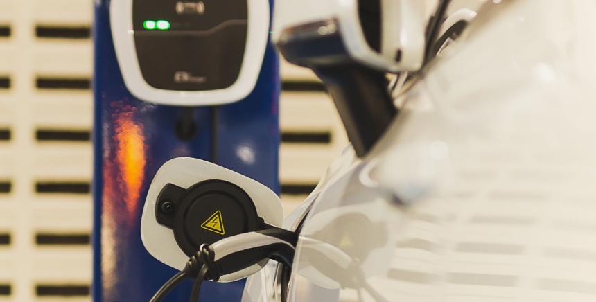 Focus véhicule électrique en cours de recharge sur borne