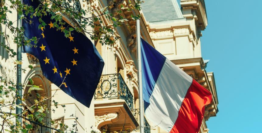 Drapeau européen et drapeau français