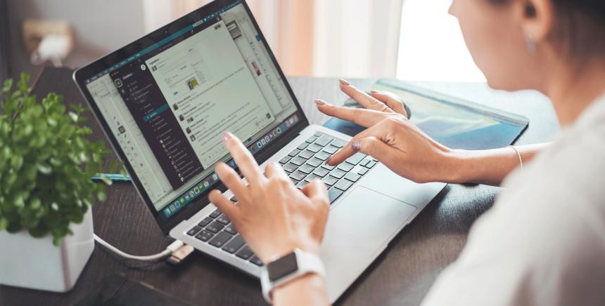 femme qui fait du télétravail