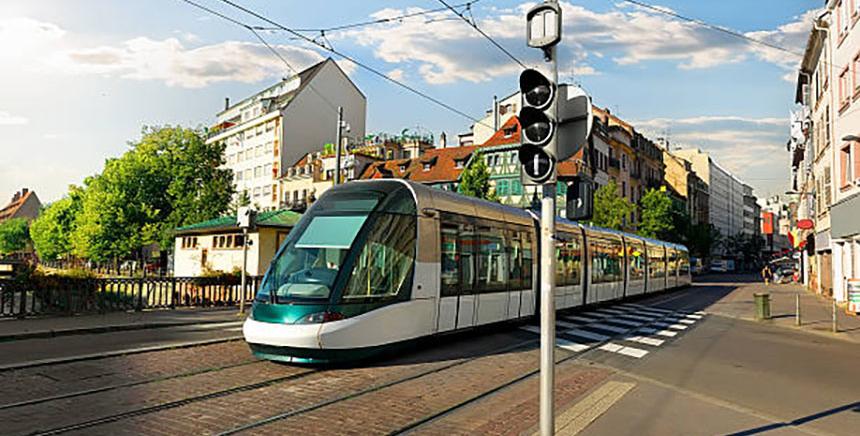 tram de profil en milieu urbain