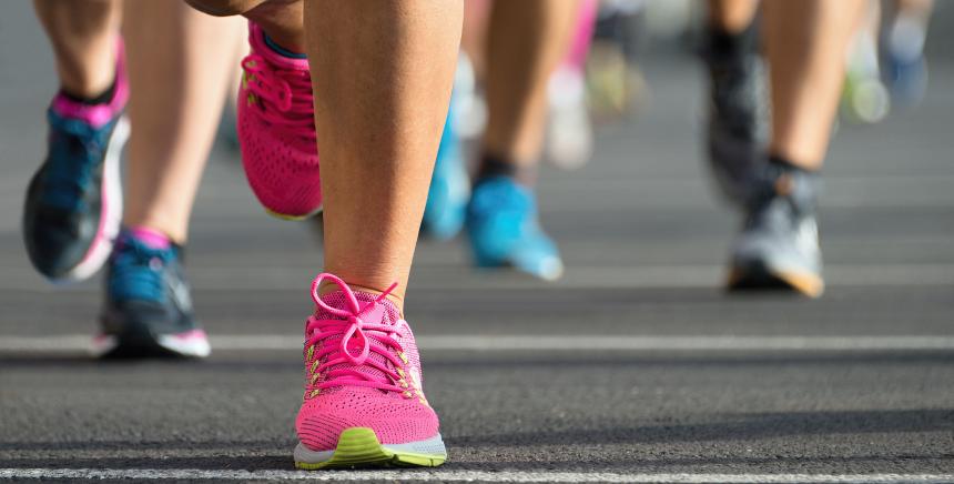 personnes qui courent (zoom sur les baskets)