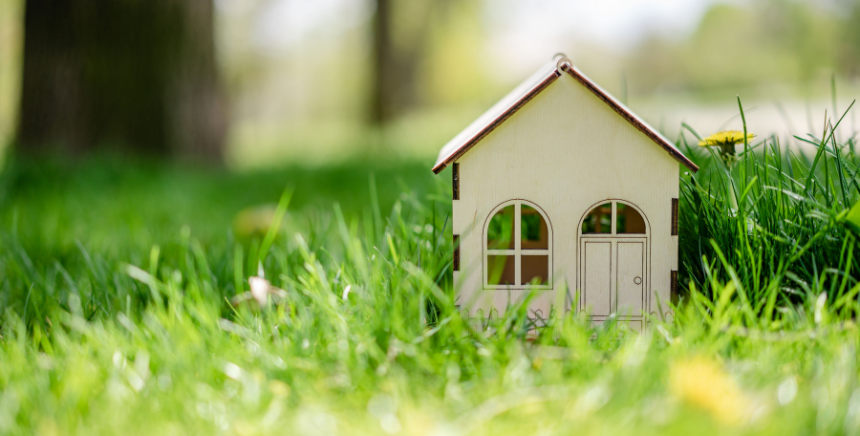 Focus, maquette maisonnette en bois dans l'herbe