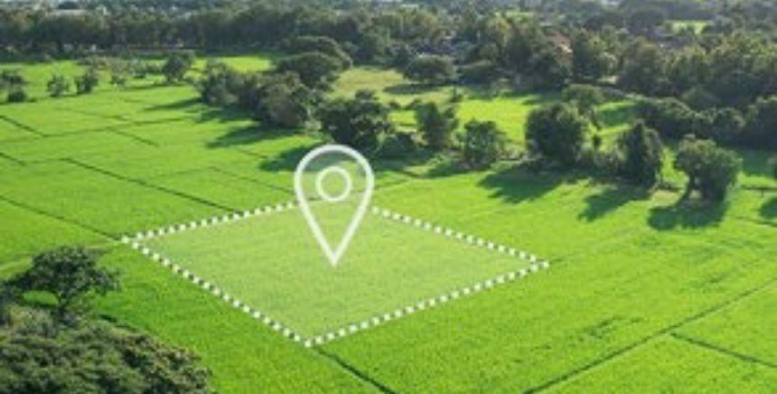 bocage vert avec une parcelle délimitée et un signe localisation