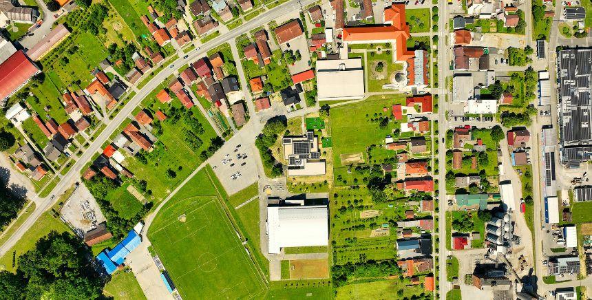 Vue du ciel, paysage urbain avec espaces arborés 
