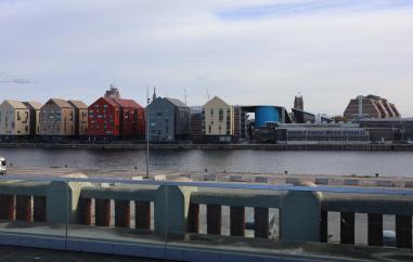 Paysage du Mole 1 (port industriel) du Dunkerque, avec pont, mer et alignement en arrière plan d'habitations colorées