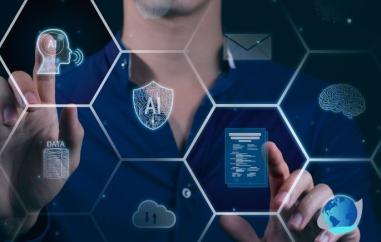 homme en arrière plan d'un écran tactile avec icônes numériques (AI, mail, messages, cerveau, documents, GED, data, éco)